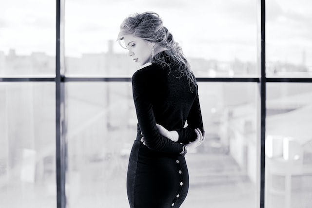 black-dress-is-essentials-to-pack-for-your-holiday-in-london